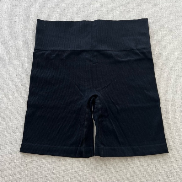 ARITZIA The Group by Babaton Silhouette Seamless Short - Picture 6 of 9